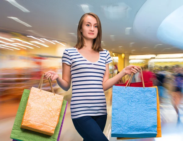 Gelukkig meisje met shopping tassen — Stockfoto