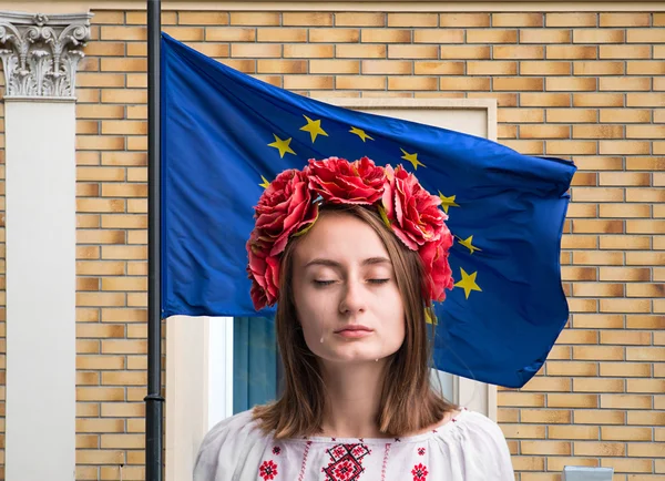 Varanda do antigo edifício com a bandeira da União Europeia — Fotografia de Stock