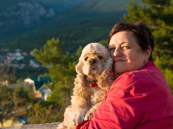 Happy senior kvinna med amerikanska spaniel — Stockfoto