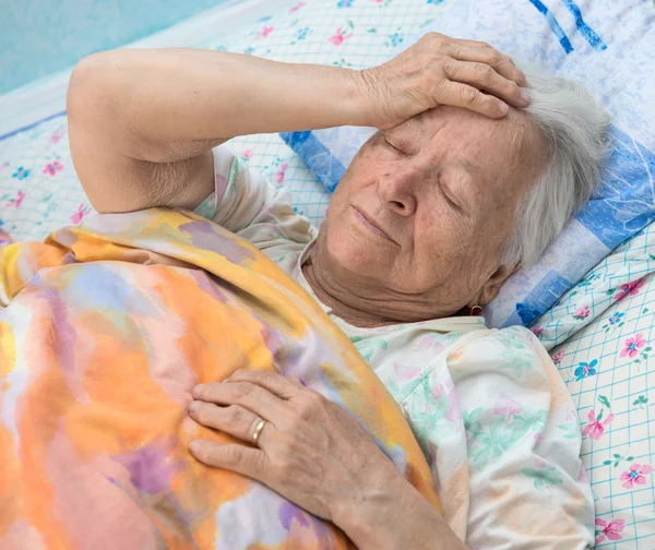 Oude zieke vrouw — Stockfoto