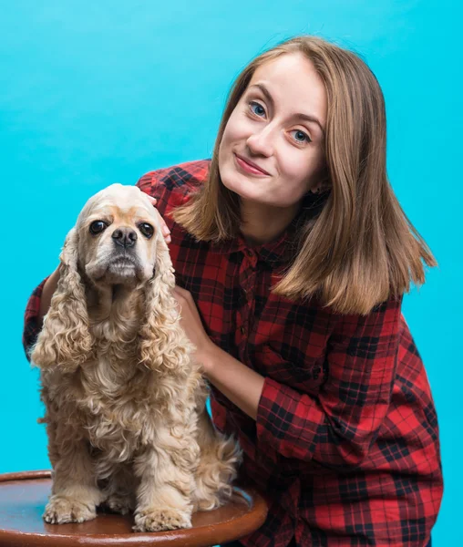Pretty smiling girl with american spaniel — Stock Photo, Image
