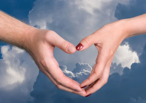 Kadın ve erkek eli kalp şekli gösteriliyor — Stok fotoğraf