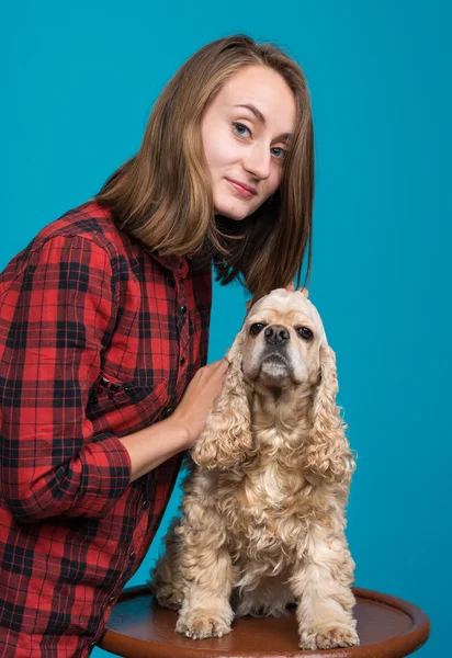 Ganska leende flicka med amerikanska spaniel — Stockfoto