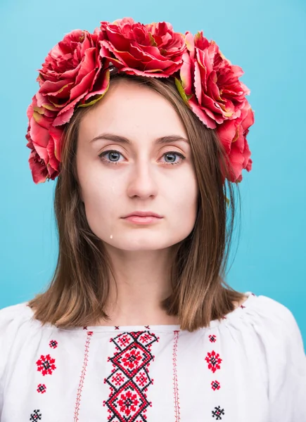 Young crying girl in the Ukrainian national suit — Stock Photo, Image