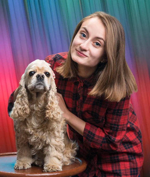 Ganska leende flicka med amerikanska spaniel — Stockfoto