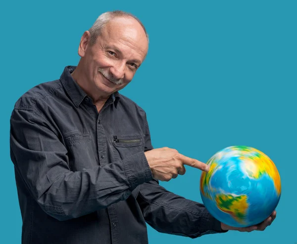 Senior homme souriant debout avec le monde globe — Photo