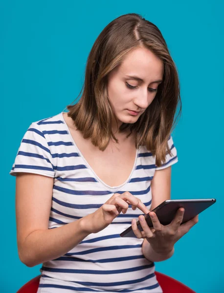 Ragazza sorridente con computer tablet pc — Foto Stock