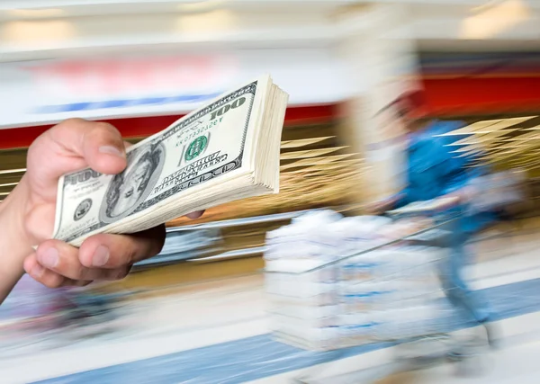 Hombre sosteniendo pila de billetes de dólar — Foto de Stock