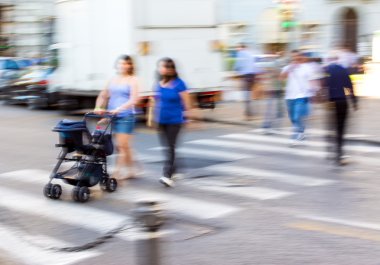 zebra kapısı üzerinde yoğun şehir sokak insanlar