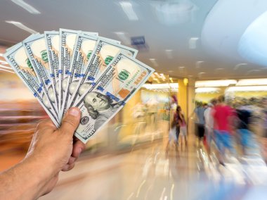 para yığını tutan adam 