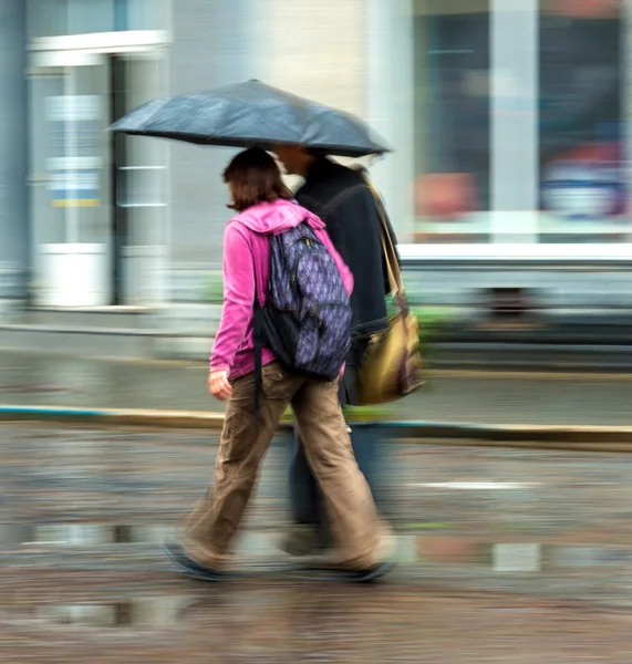 Menschen gehen an einem regnerischen Tag die Straße entlang — Stockfoto