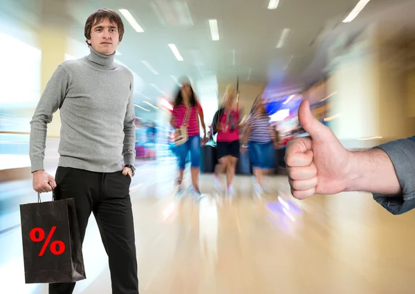 Hombre con la bolsa de la compra, otro hombre haciendo gestos pulgar hacia arriba — Foto de Stock