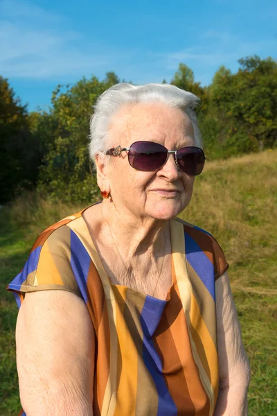 Old woman in sunglasses — Stock Photo, Image