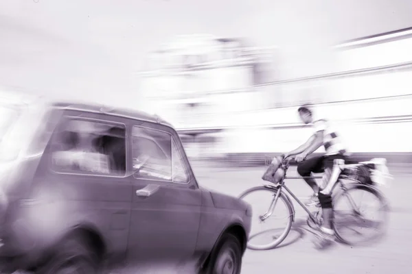Peligrosa situación del tráfico urbano con un ciclista y un coche —  Fotos de Stock