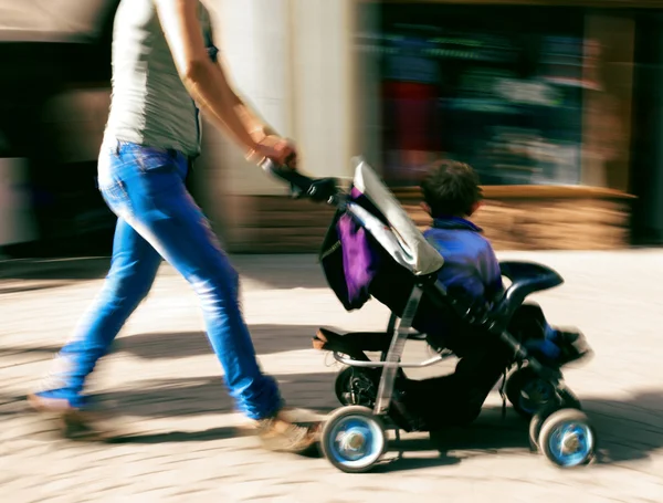 Anya a kisgyermek fia a babakocsi — Stock Fotó