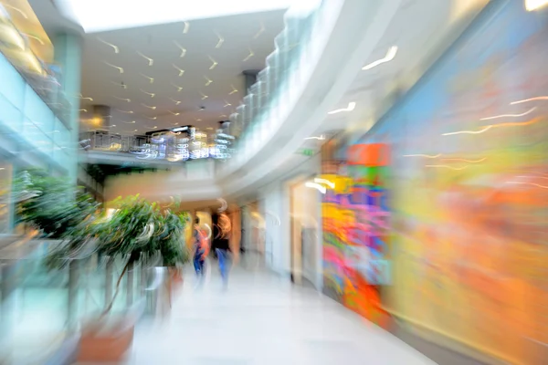 Emberek sziluettek shopping mall — Stock Fotó