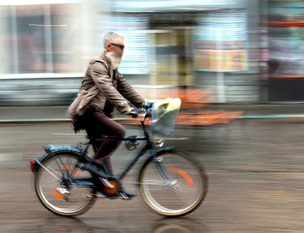 Cyclist on the city roadway — Stock Photo, Image