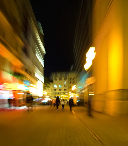 La gente siluetas en las calles de la ciudad por la noche — Foto de Stock