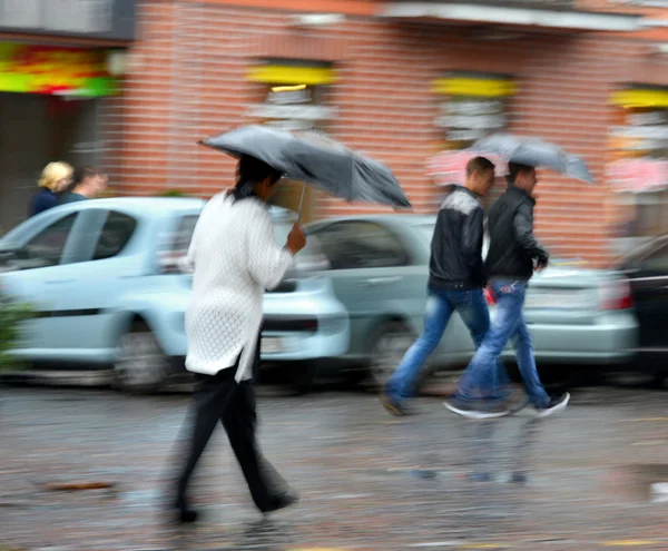 人走在街上，在一个下雨天 — 图库照片