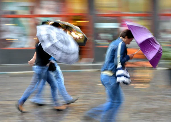 Pessoas andando pela rua em um dia chuvoso — Fotografia de Stock