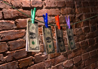bir ipte asılı banknotlar 