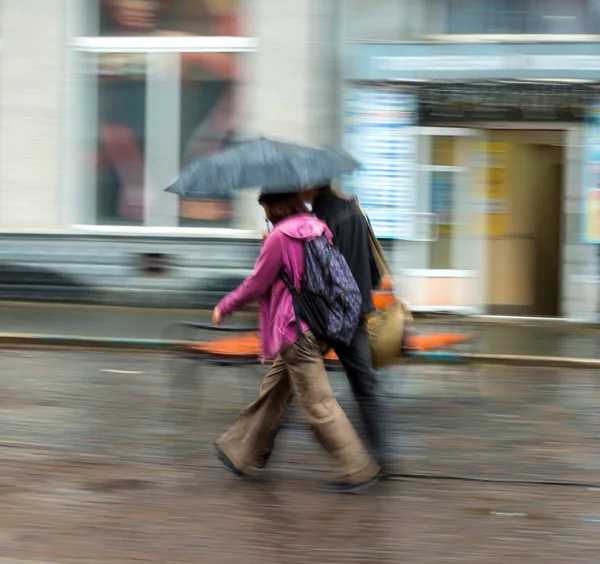 Mensen lopen in de straat op regenachtige dag — Stockfoto