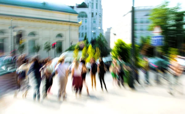 Geschäftige Menschen auf den Straßen der Stadt — Stockfoto