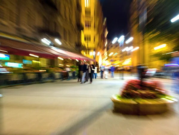 夜の街の路上で人々 のシルエット — ストック写真