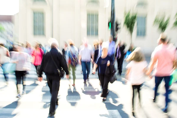 Ocupada gente de la calle de la ciudad en el cruce cebra — Foto de Stock