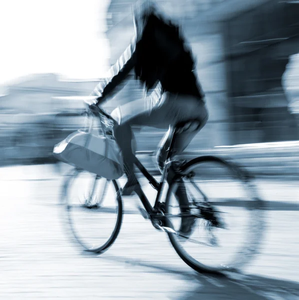 Cycliste sur la route de la ville — Photo