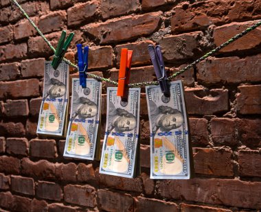 bir ipte asılı banknotlar 