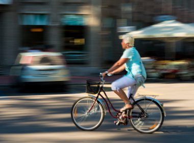 bisikletçi şehir karayolu üzerinde