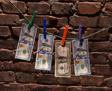 bir ipte asılı banknotlar