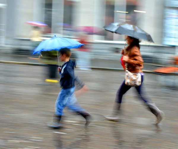 Mensen lopen in de straat op regenachtige dag — Stockfoto