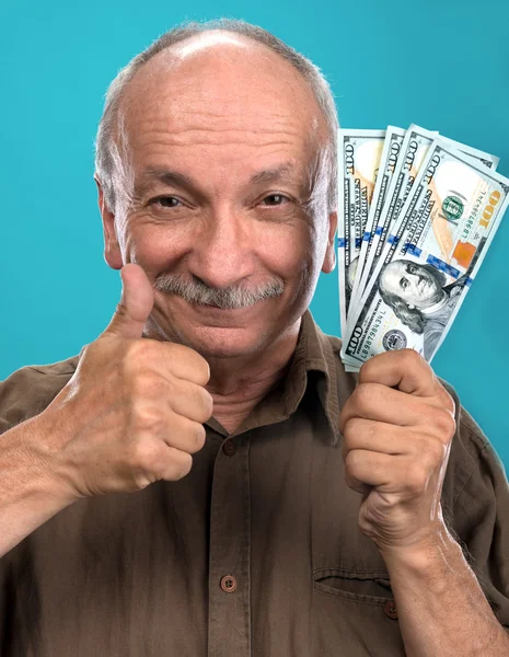 Suerte anciano sosteniendo billetes de dólar — Foto de Stock