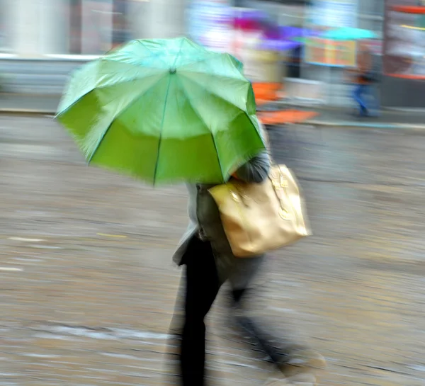 Femme marchant dans la rue un jour de pluie — Photo