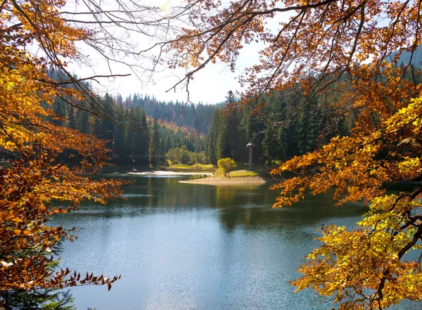 Lago Sinevir nas Montanhas Cárpatas — Fotografia de Stock