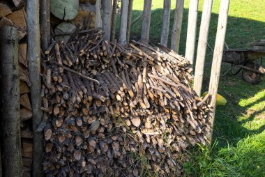 Kış için odun yığını