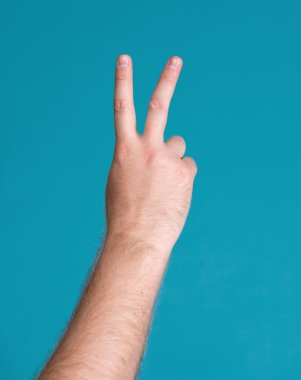 Barış ve zafer sembolü kadar iki parmakla el