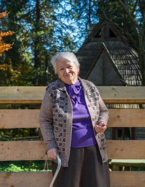 eski gülümseyen kadın