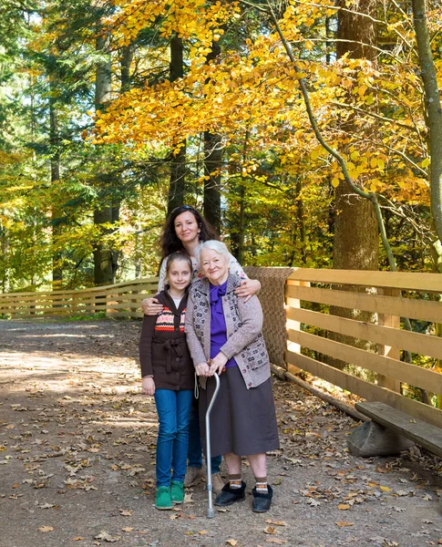 Ett multi generation porträtt av en lycklig familj — Stockfoto