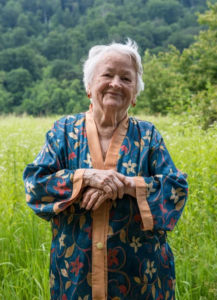 Oude lachende vrouw — Stockfoto