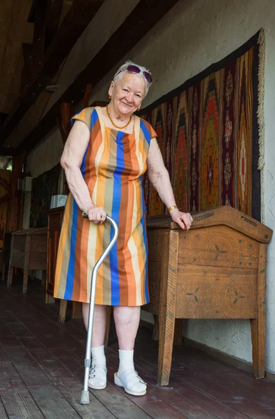 Leende gammal kvinna — Stockfoto