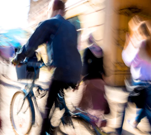 Cycliste sur la route de la ville — Photo