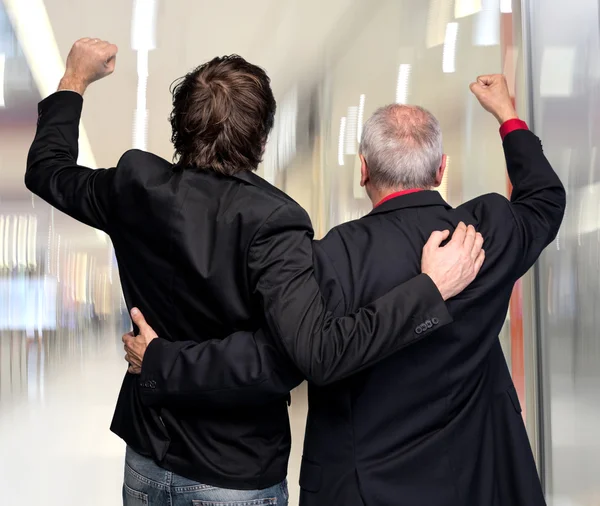 Achteraanzicht van twee winnende zakenlieden — Stockfoto