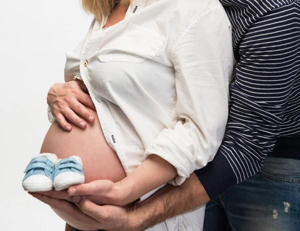 Botinhas de bebê recém-nascido nas mãos dos pais — Fotografia de Stock