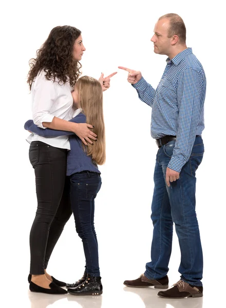 Triest uitziende meisje met haar vechten ouders — Stockfoto