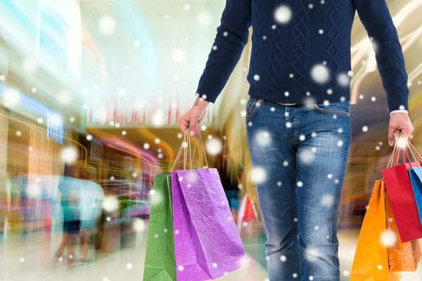 Hombre con bolsas de compras — Foto de Stock