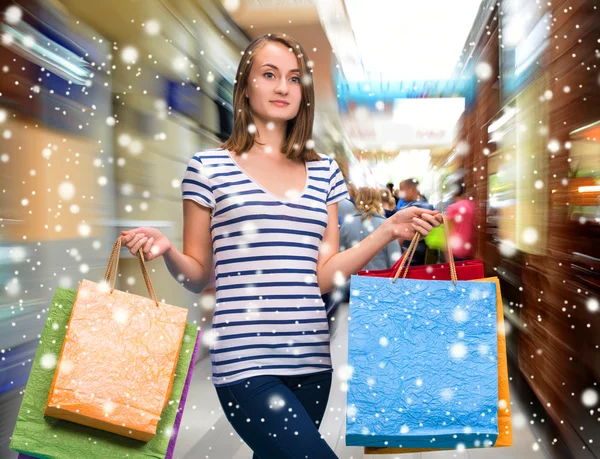 Mladá dospívající dívka s nákupní tašky — Stock fotografie