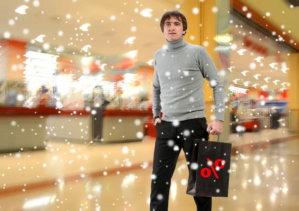 Hombre sonriente con bolsa de compras — Foto de Stock
